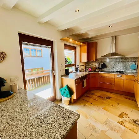 Panoramablick Mit Privatparkplatz, 2 Balkone Und 1,5 Baeder Appartement *