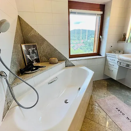 Panoramablick Mit Privatparkplatz, 2 Balkone Und 1,5 Baeder Appartement *